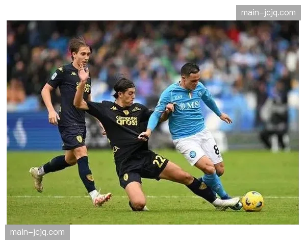 那不勒斯边翼卫助攻积极 斯皮纳佐拉上下往返